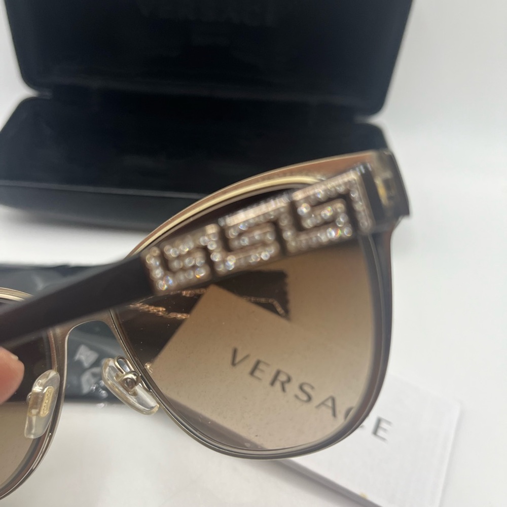Versace sunglasses like new. With box - Picture 6 of 10